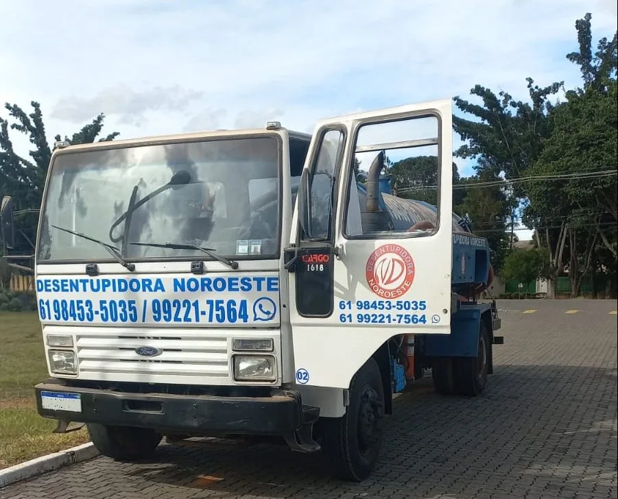 Equipe e caminhão da Desentupidora Noroeste
